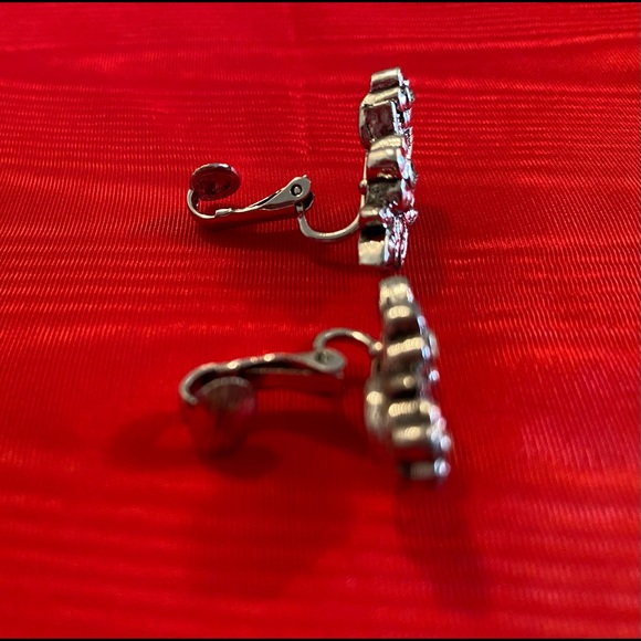 Vintage leaf shaped clip on earrings - Picture 6 of 8